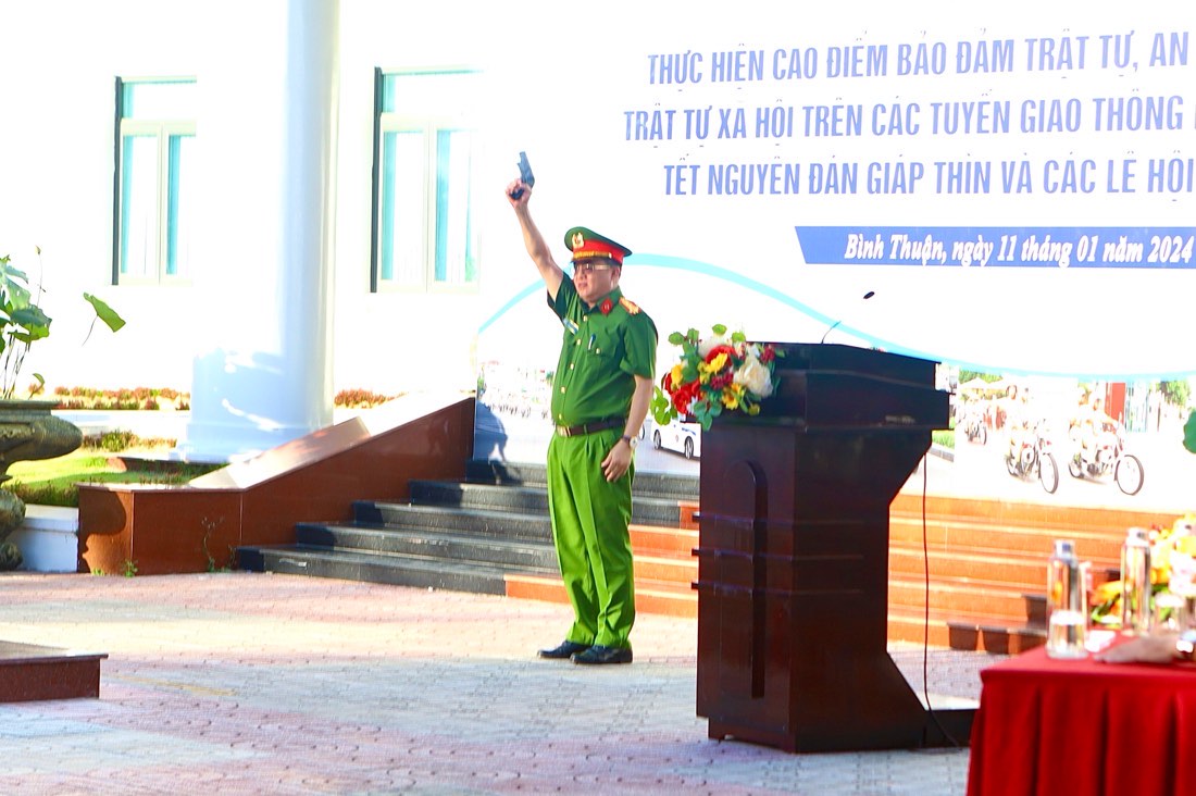 Đại tá Huỳnh Ngọc Liêm - Phó Giám đốc Công an tỉnh Bình Thuận bắn súng phát lệnh ra quân cao điểm
