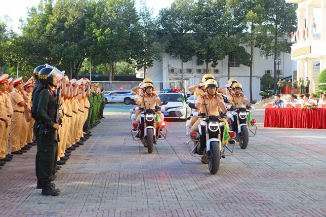 CSGT Bình Thuận diễu hành ra quân