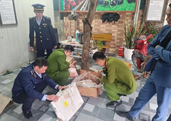 Lực lượng QLTT tỉnh Nghệ An phối hợp với công an tiến hành kiểm tra Công ty TNHH xuất nhập khẩu thực phẩm sạch Ngọc Khang và phát hiện công ty này đang kinh doanh 523 kg sản phẩm thịt lợn đông lạnh không rõ nguồn gốc xuất xứ