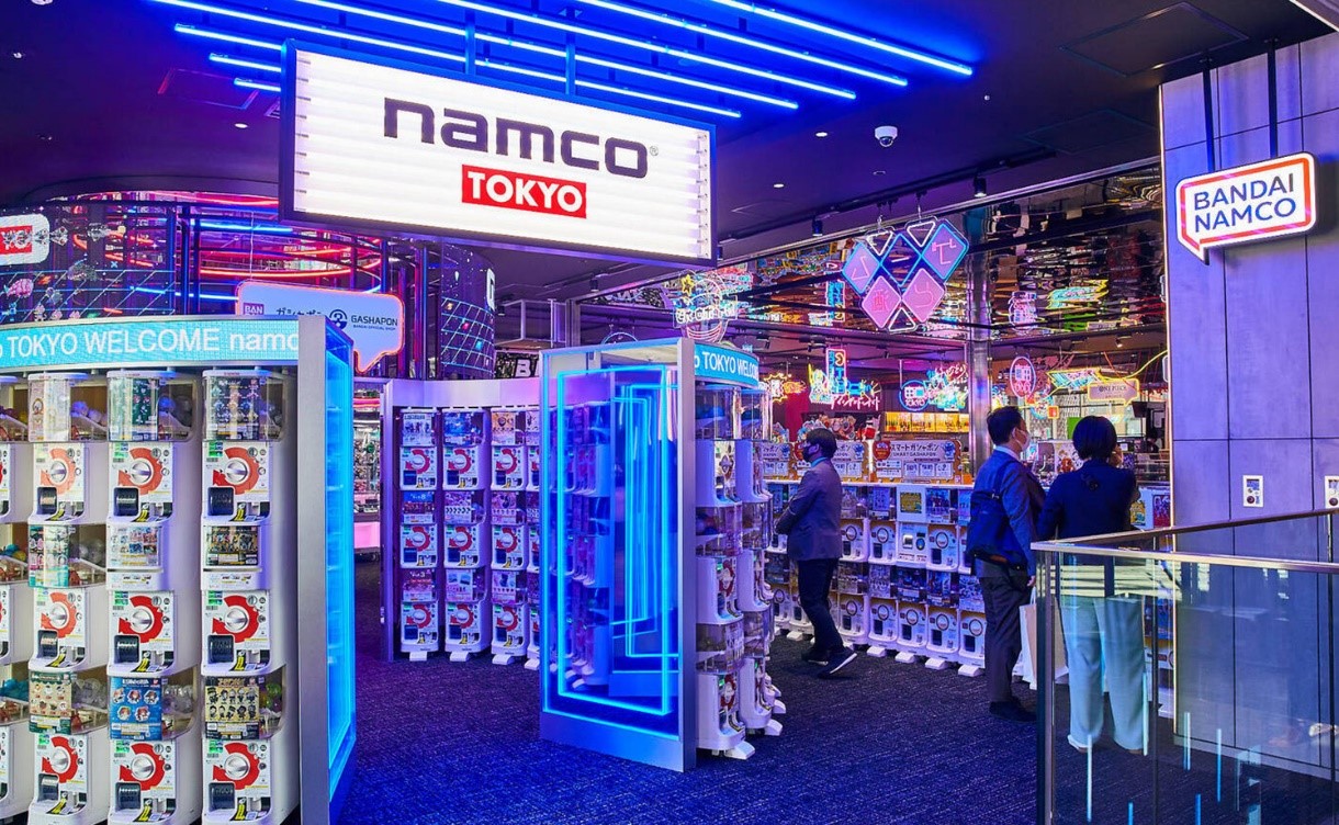 : Khu tích hợp giữa trò chơi điện tử, máy đồ chơi “gachapon” và quầy bar phục vụ cocktail của hang điện tử Namco tại tòa Kabukicho, Tokyo