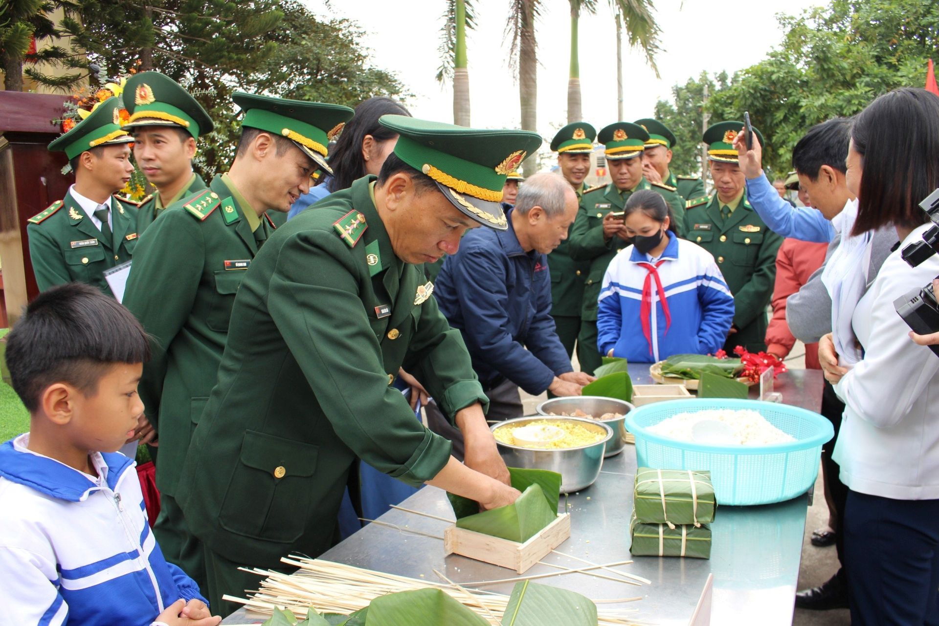 Cán bộ Đồn Biên phòng Vinh Quang và Nhân dân 03 xã biên giới biển huyện Tiên Lãng tham gia thi gói bánh trưng
