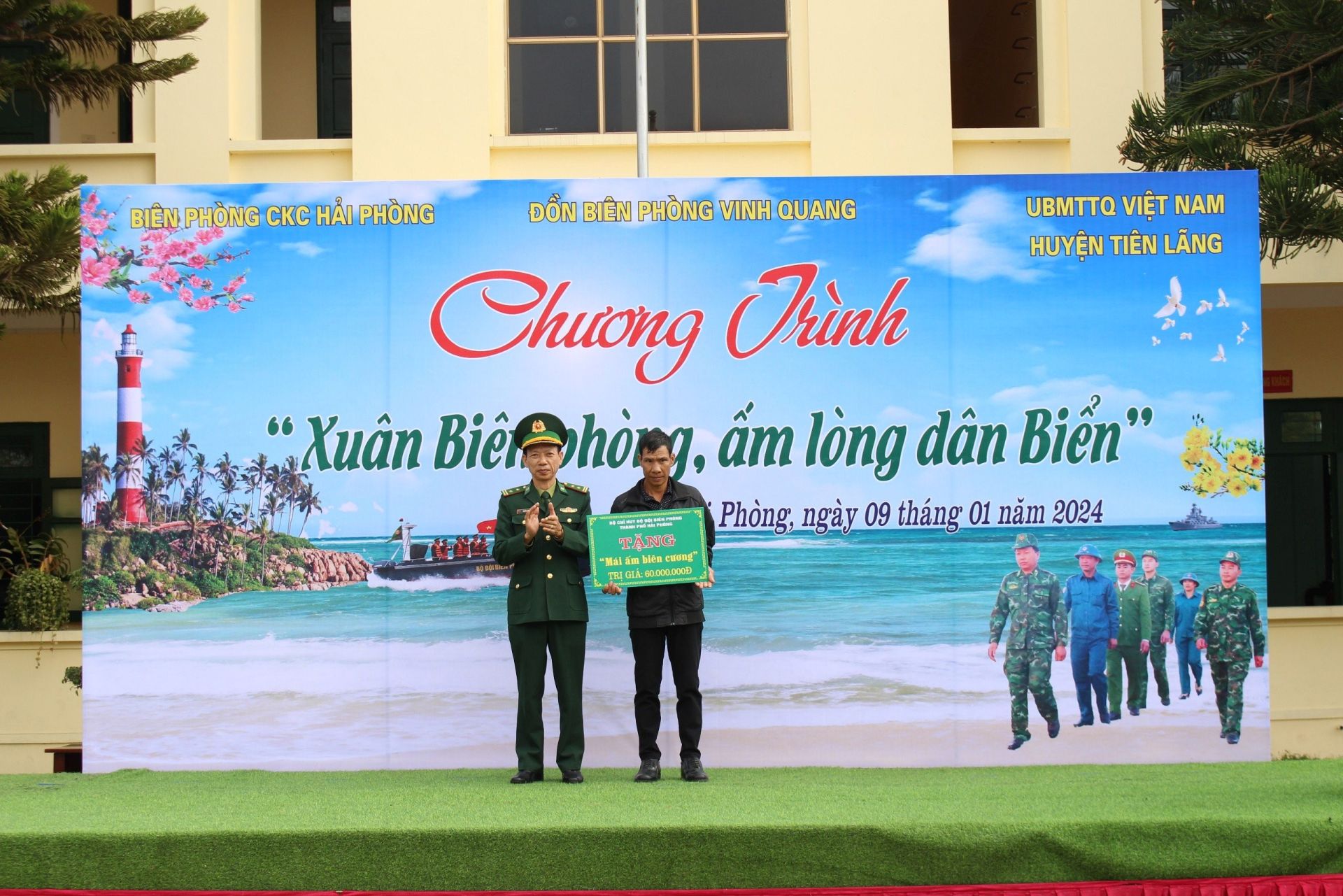 Trung tá Nguyễn Văn Lập, Chính trị viên Ban Chỉ huy BPCK cảng Hải Phòng trao tặng Mái ấm biên cương cho hộ gia đình có hoàn cảnh khó khăn trên địa bàn xã Vinh Quang