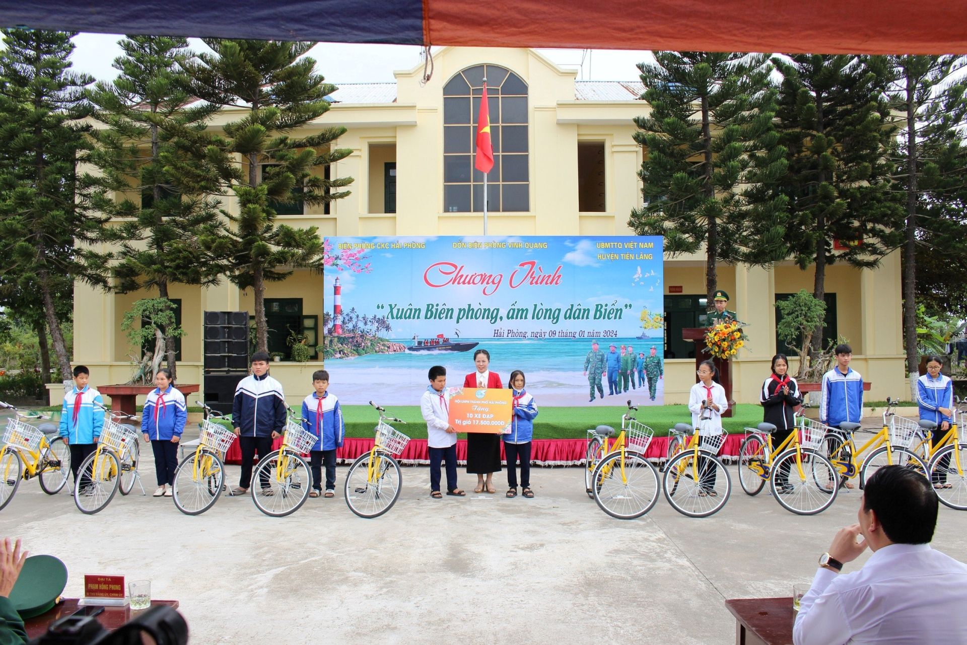 Niềm vui của các em học sinh khi được nhận xe đạp từ chương trình