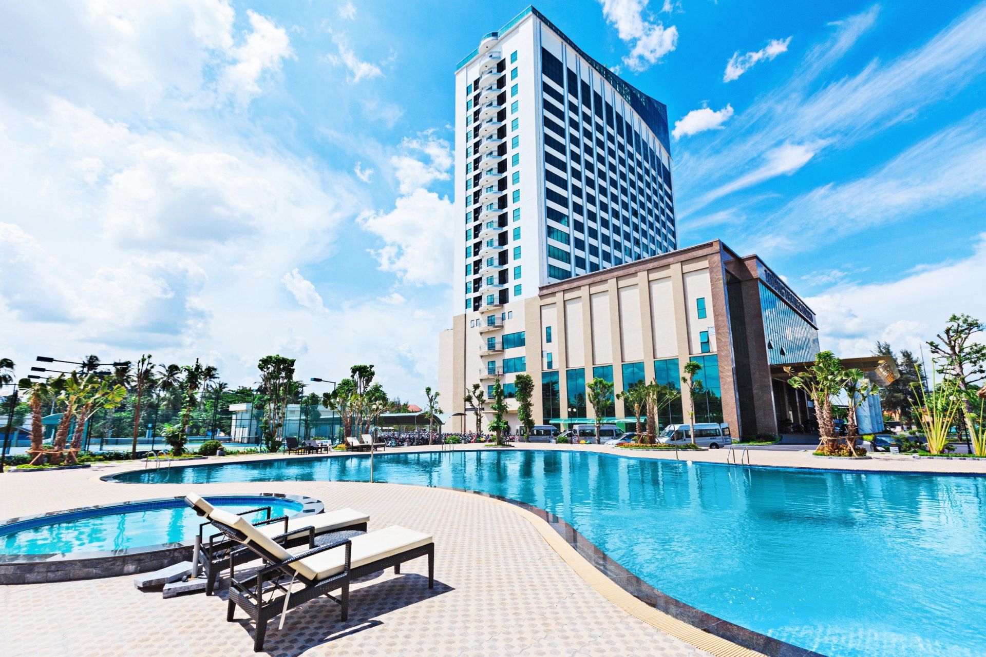 Toàn cảnh Khách sạn Mường Thanh và hồ bơi tiêu chuẩn 5* ngoài trời.