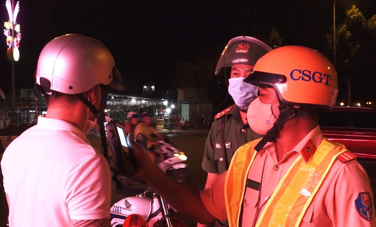Traffic police measure alcohol concentration in Phan Thiet City