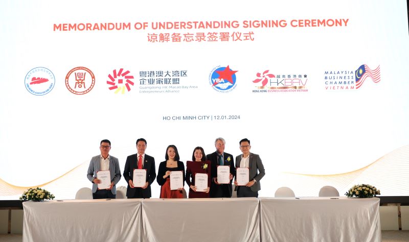 The Guangdong-Hong Kong-Macao Bay Area Entrepreneurs Alliance signed a Memorandum of Understanding with the Ho Chi Minh City Young Entrepreneurs Association, the Hong Kong Business Association in Vietnam, the Guangdong Business Association in Vietnam, the Chinese Business Association in Vietnam - Ho Chi Minh City Chapter, and the Malaysia Business Association in Vietnam