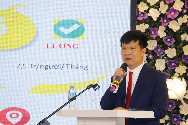 Đồng chí Nguyễn Văn Minh – Bí thư Đảng ủy Khối báo cáo kết quả nhiệm vụ năm 2023, triển khai nhiệm vụ trọng tâm năm 2024