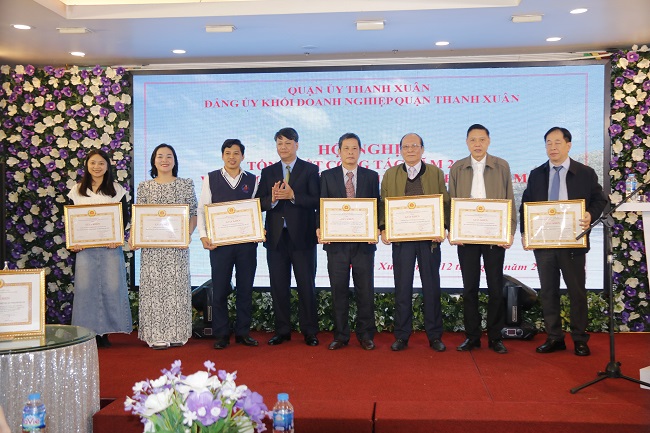 Đồng chí Nguyễn Minh Tiến – Phó Bí thư Thường trực Quận ủy Thanh Xuân trao tặng Giấy khen của BCH Đảng ủy Khối cho các TCCS Đảng hoàn thành xuất sắc nhiệm vụ năm 2023