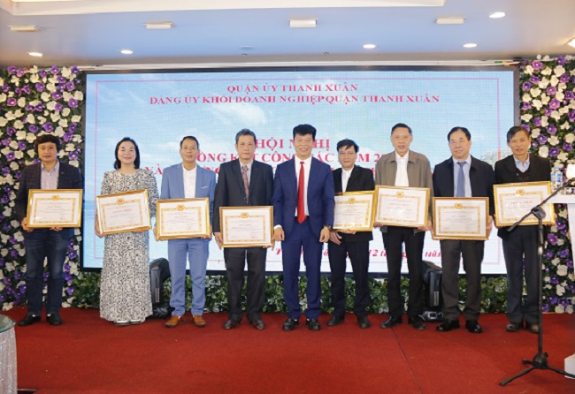 Đ/c Nguyễn Văn Minh – Bí thư Đảng ủy Khối trao tặng Giấy khen của BCH Đảng ủy Khối cho các cá nhân có thành tích xuất sắc trong năm 2023