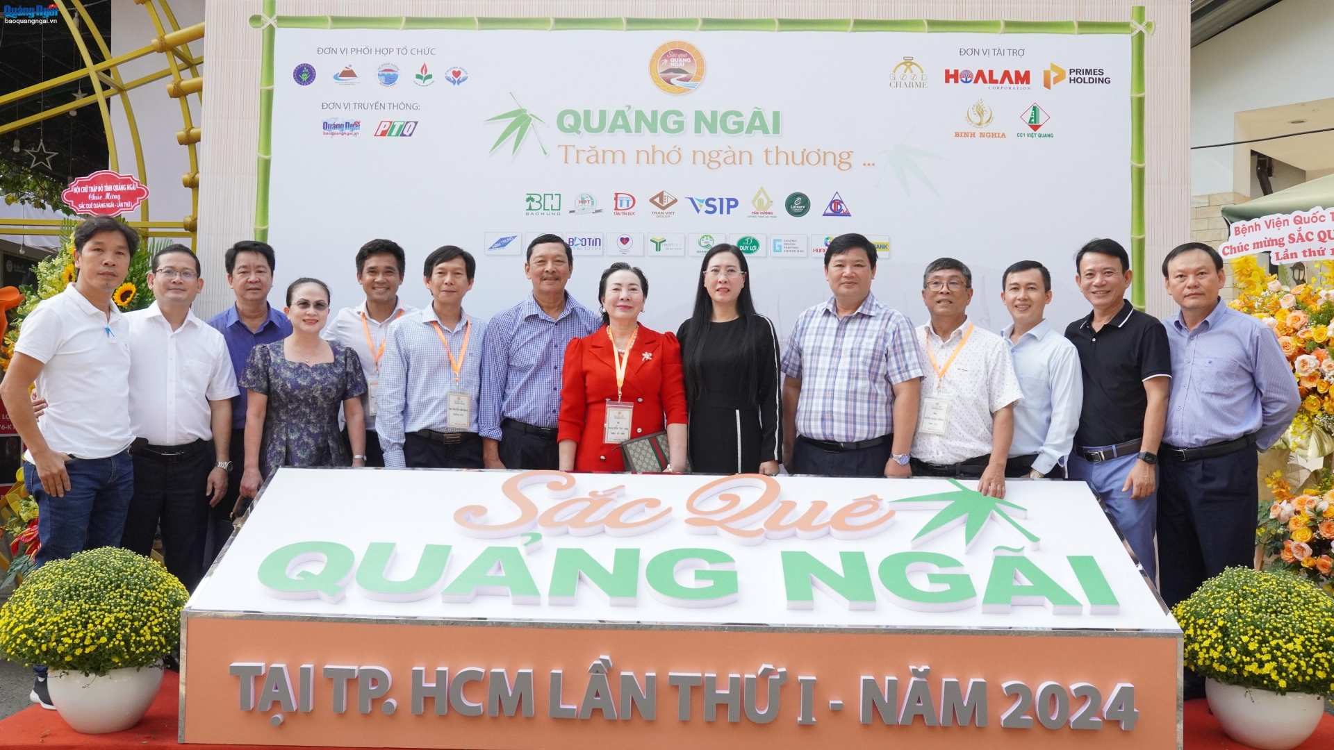 Bí thư Tỉnh ủy Bùi Thị Quỳnh Vân và Lãnh đạo tỉnh chụp ảnh lưu niệm cùng Ban tổ chức chương trình 