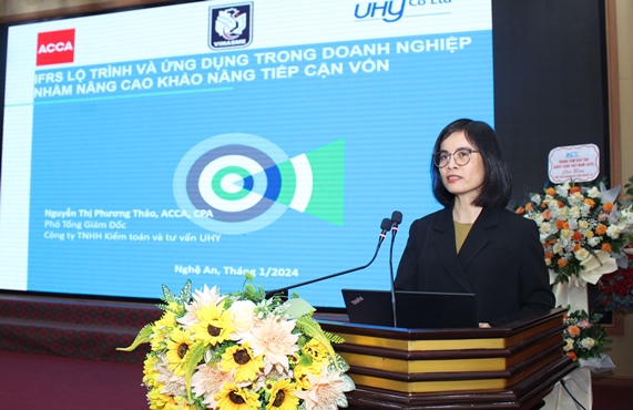Bà Nguyễn Phương Thảo - Giảng viên ACCA tại TTĐT AUDITCARE Việt Nam, Phó Tổng Giám đốc Công ty Kiểm toán và Dịch vụ tư vấn UHY truyền đạt kiến thức “ IFRS – lộ trình và ứng dụng trong doanh nghiệp nhằm nâng cao khả năng tiếp cận vốn”.