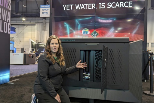 Người đồng sáng lập Genesis Systems, Shannon Stuckenberg, thảo luận về hoạt động bên trong của thiết bị WaterCube chiết xuất nước từ không khí trong Triển lãm Điện tử Tiêu dùng ở Las Vegas  Ảnh: AFP