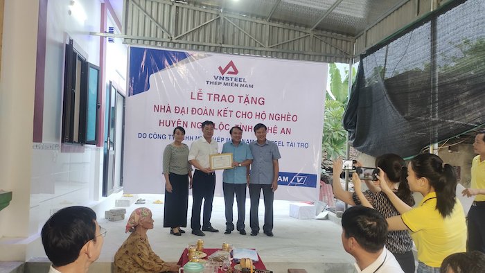 Lễ trao tặng nhà đại đoàn kết cho hộ nghèo huyện Nghi Lộc