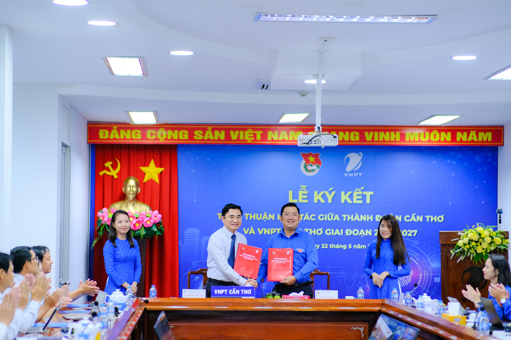 The Can Tho City Youth Union and VNPT Can Tho entered into a cooperation agreement regarding the provision of online forms from the Central Government to the provinces and Youth Unions, to facilitate the advancement and implementation of science and technology from 2023 to 2027. (Photo: Le Hang)