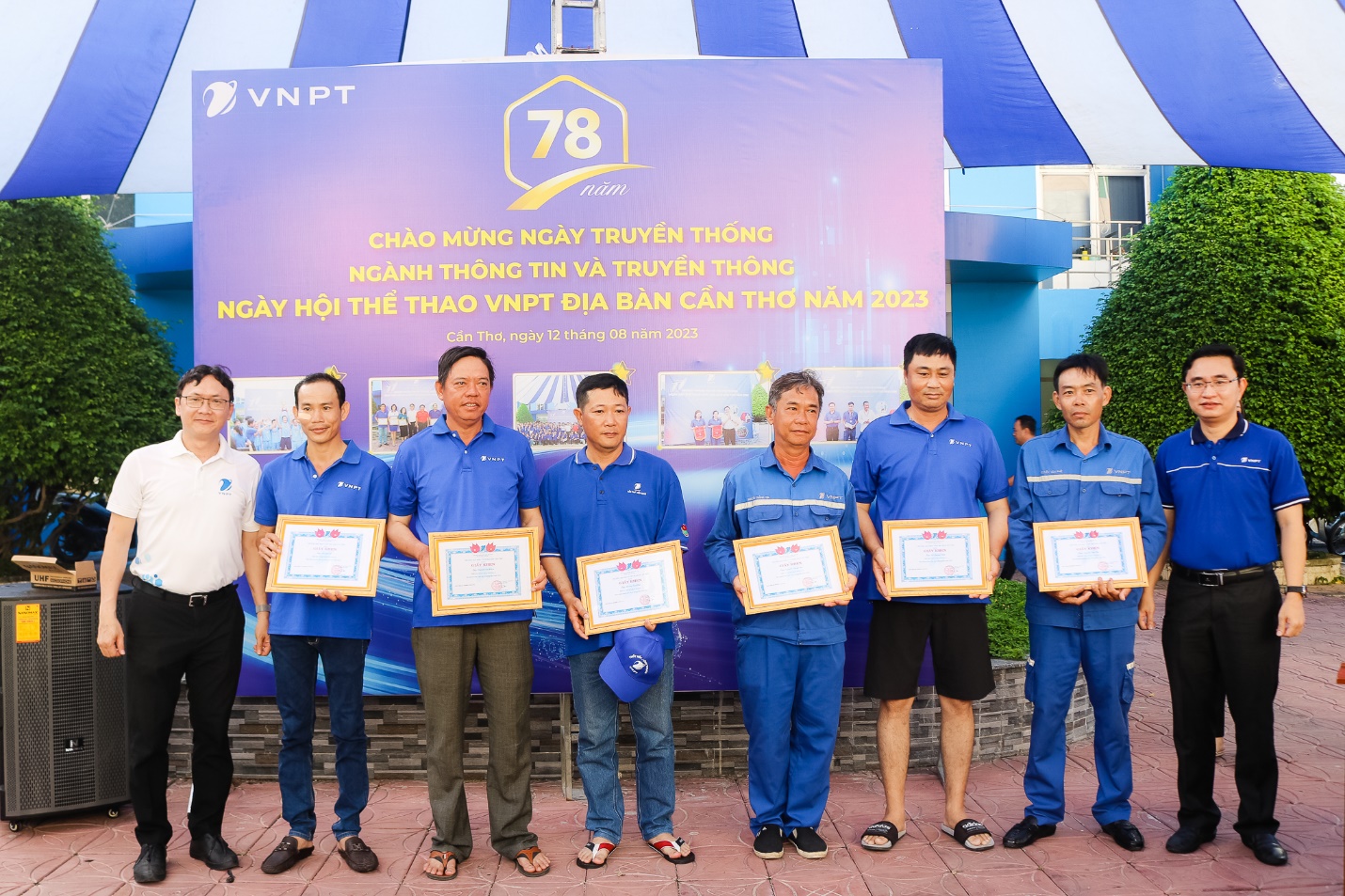 On the occasion of the Traditional Day of the Information and Communications Industry in 2023, Mr Ngo Xuan Phuc, Chief Representative and Director of VNPT Can Tho (left), recognised units and employees for their exceptional accomplishments
