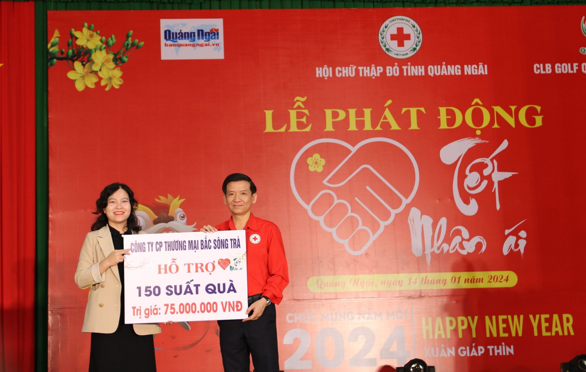 Chủ tịch Hội Chữ thập đỏ tỉnh Quảng Ngãi, ông Phạm Ngọc Thành nhận 150 suất quà hỗ trợ cho những hoàn cảnh khó khăn