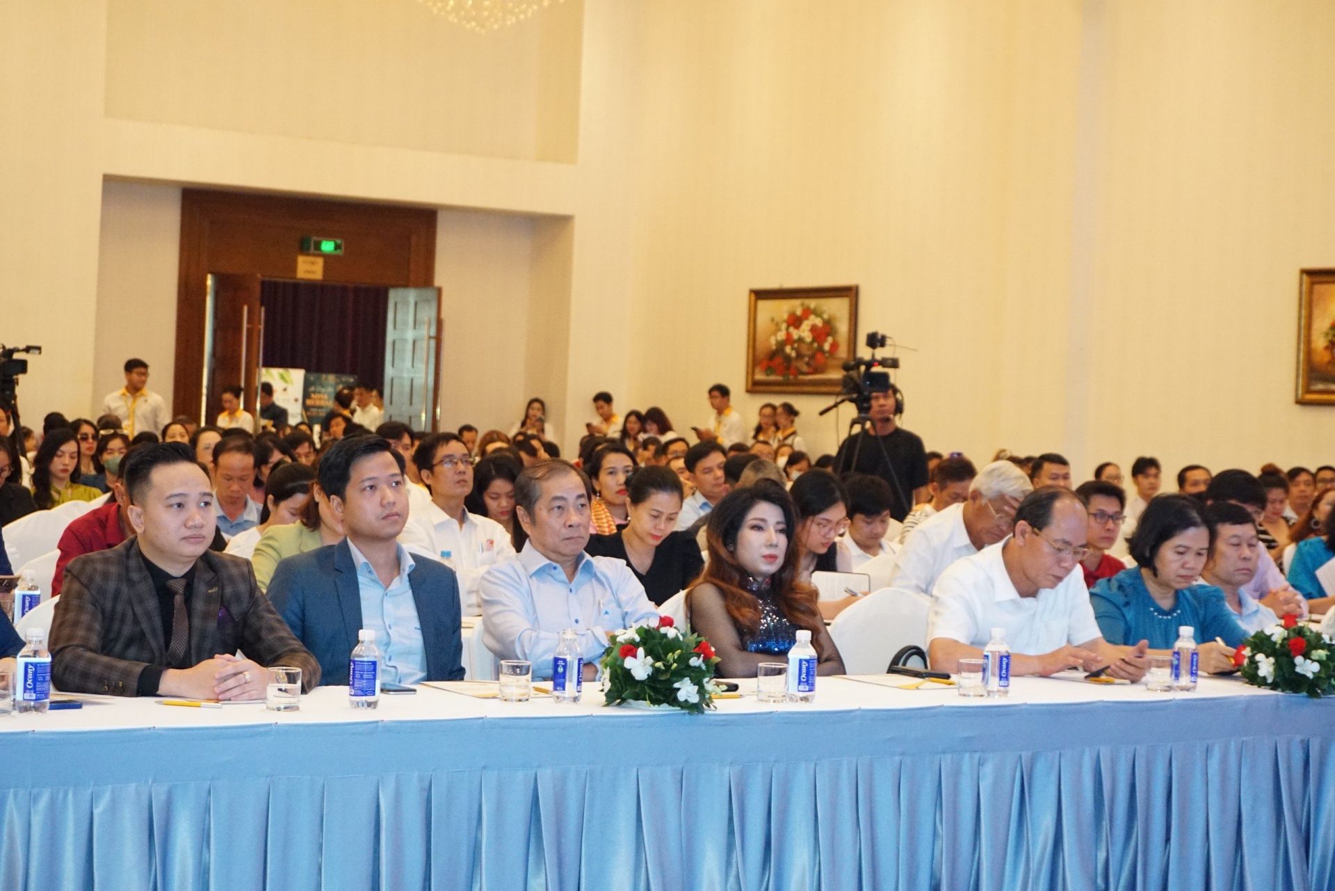 More than 600 enterprises participated with leaders of ministries, and central and local sectors