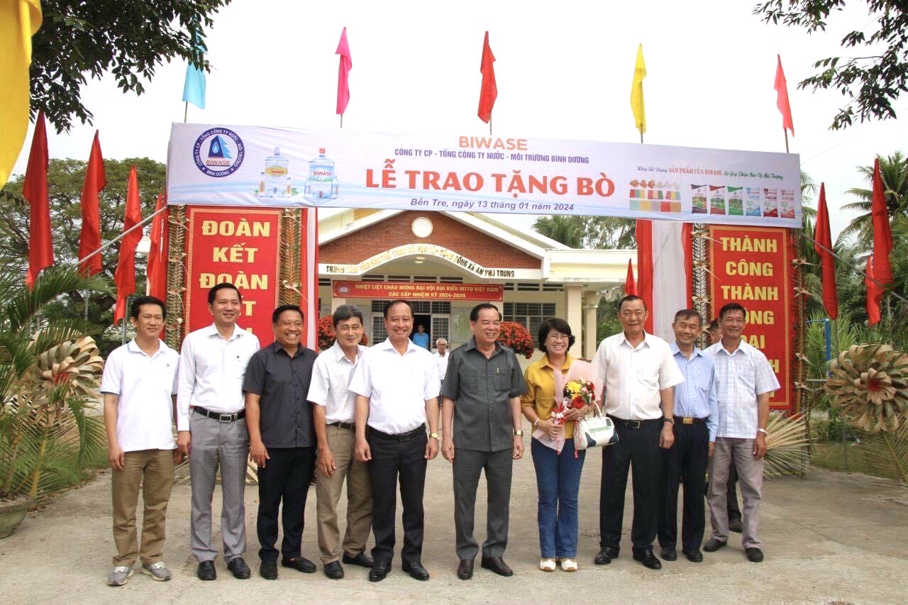 Trong ảnh là Chủ tịch UBND tỉnh Bến Tre Trần Ngọc Tam ( thứ 5 bên phải qua) và ông Nguyễn Văn Thiền, Chủ tịch Hội đồng quản trị Công ty Cổ phần Nước - Môi trường Bình Dương ( Biwase) ( thứ 3 bên phải qua)  cùng tập thể đơn vị tài trợ, chính quyền địa phương và các gia đình tại chương trình.