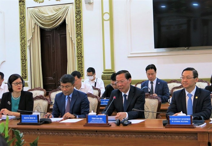 Chủ tịch UBND TPHCM Phan Văn Mãi (Người thứ 2 bên phải) và Thứ trưởng thường trực Bộ Ngoại giao Nguyễn Minh Vũ (ngưới thứ 2 bên trái) tại buổi tiếp