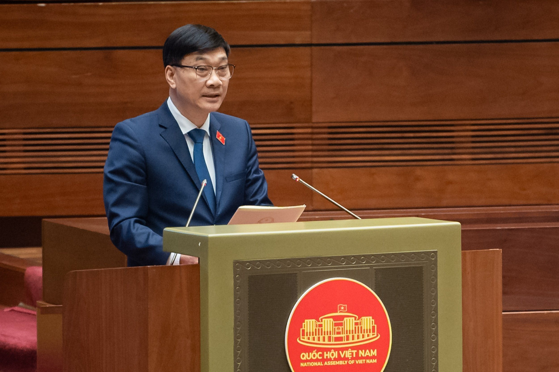 Chủ nhiệm Ủy ban Kinh tế của Quốc hội Vũ Hồng Thanh trình bày báo cáo tiếp thu, giải trình chỉnh lý dự thảo Luật Đất đai sửa đổi.