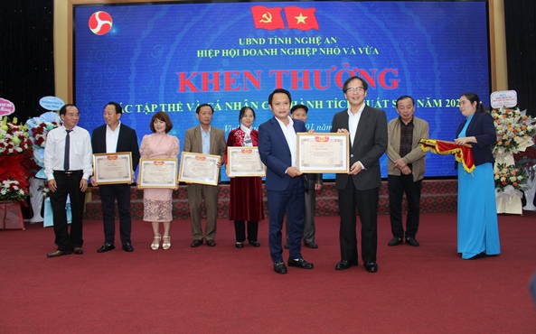 Dr To Hoai Nam presented the Certificate of Merit of the Vietnam SME Association to the collective and individuals of the Nghe An SME Association for their outstanding achievements in building and developing the Association