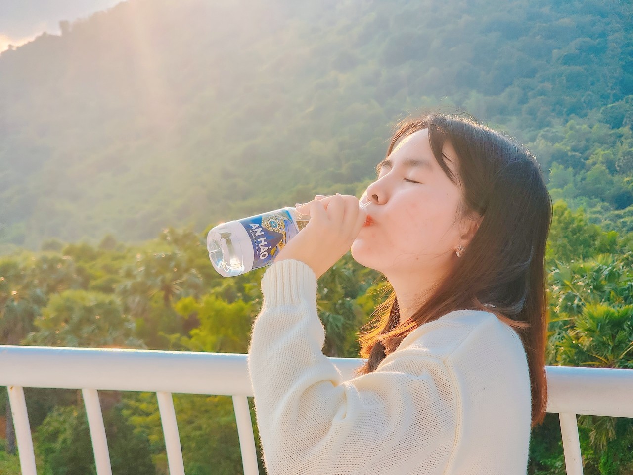 Uống đủ nước giúp bạn sở hữu làn da mịn đẹp và đôi môi căng mọng nước.