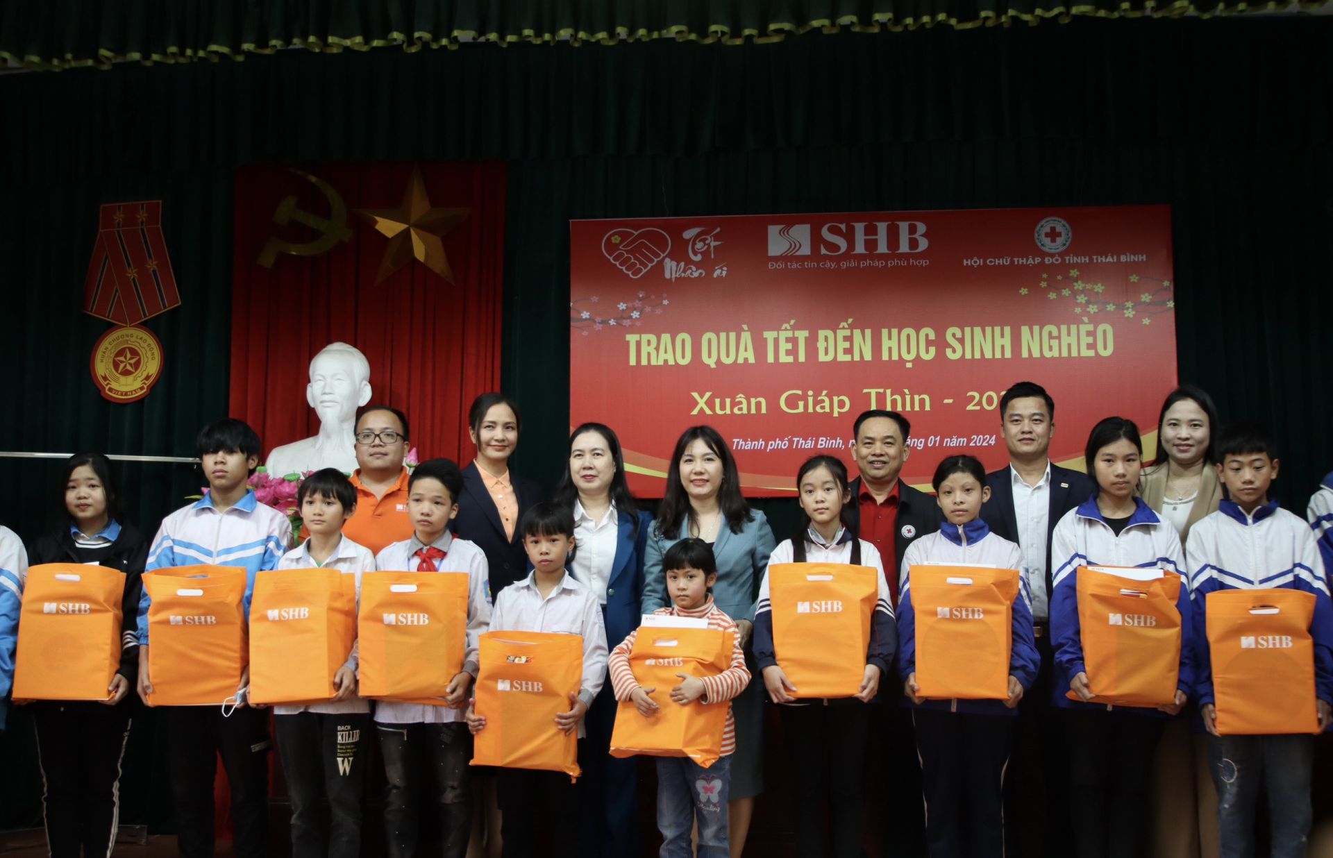 Originating from the Heart, SHB Bank brings practical gifts to share difficulties with the children in time for the upcoming Tet holiday