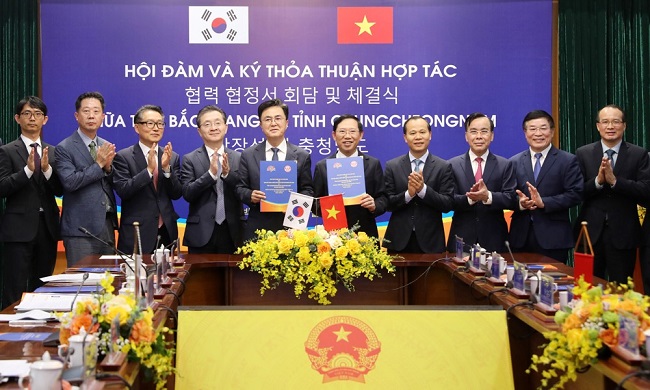 Chủ tịch UBND tỉnh Bắc Giang - Lê Ánh Dương và Thống đốc tỉnh Chungcheongnam (Hàn Quốc) - Kim Tae Heum ký thỏa thuận hợp tác, tháng 12/2023 vừa qua