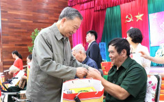 Bộ trưởng Bộ Công an tặng quà Tết tại Trung tâm Điều dưỡng huyện Thuận Thành