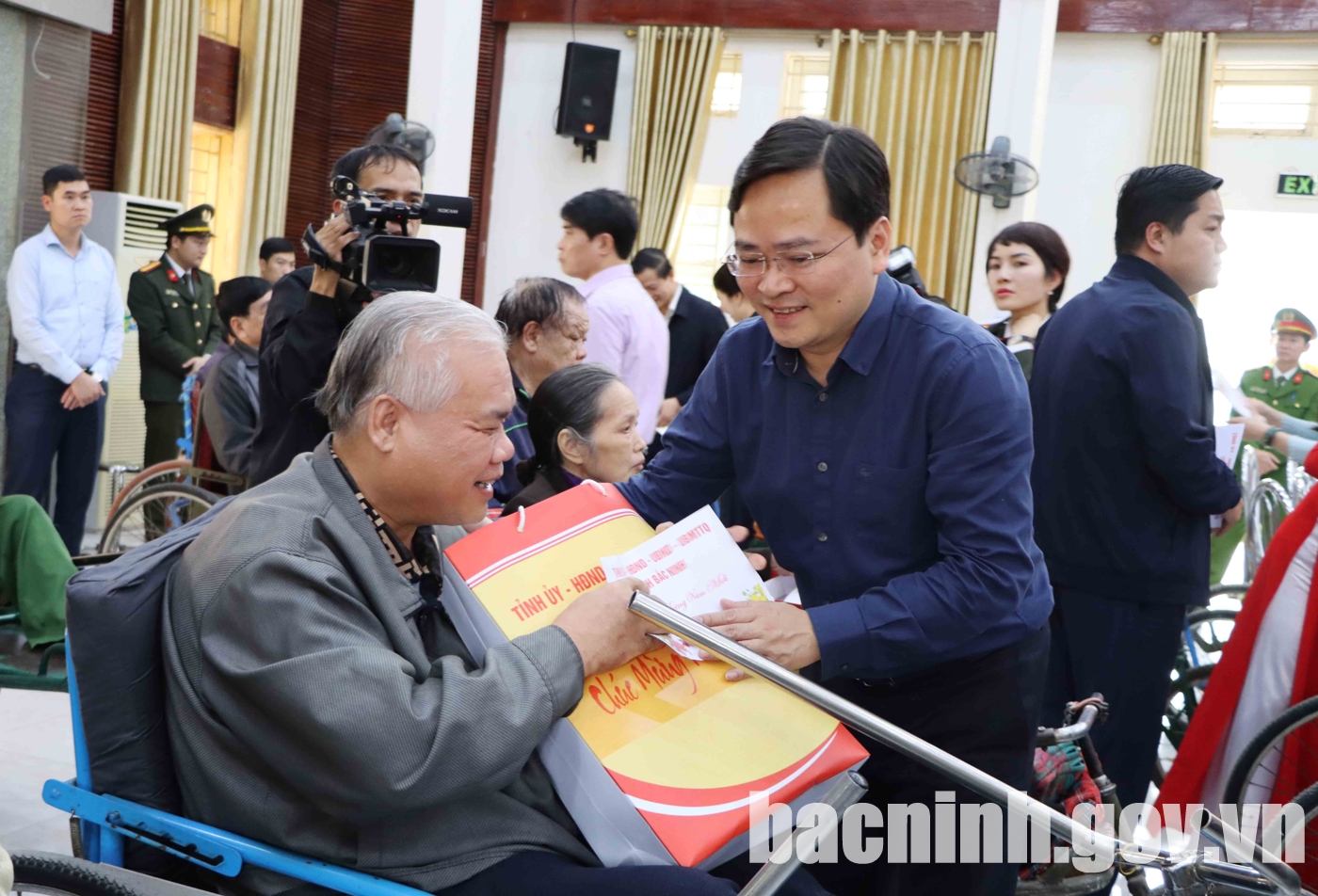Ông Nguyễn Anh Tuấn, Ủy viên BCH Trung ương Đảng, Bí thư Tỉnh ủy Bắc Ninh trao quà tại Trung tâm