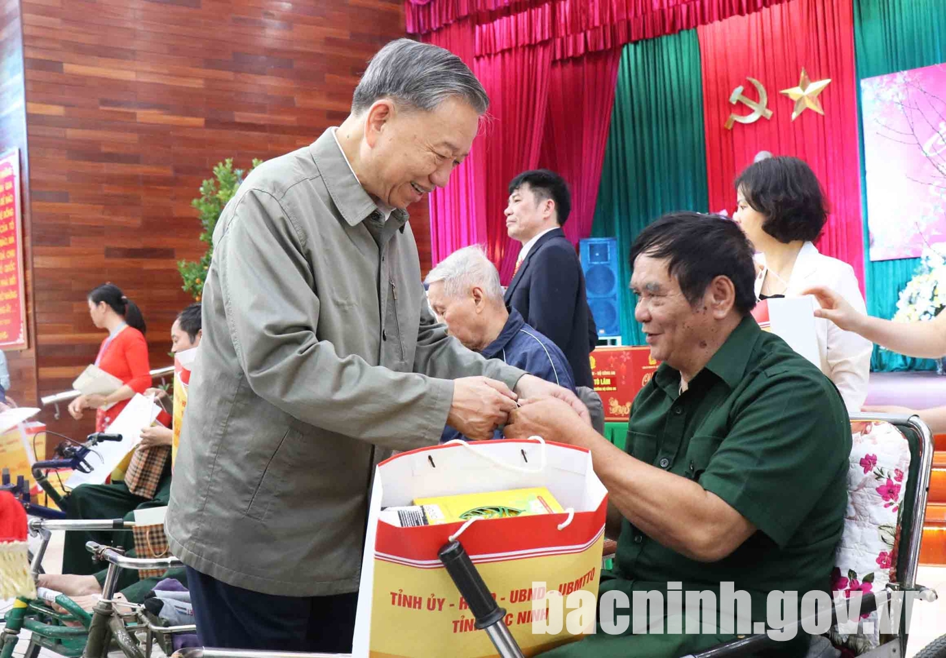 Đại tướng Tô Lâm, Ủy viên Bộ Chính trị, Bộ trưởng Bộ Công an đã có chuyến thăm đầy ý nghĩa tại Trung tâm Điều dưỡng Thương binh Thuận Thành
