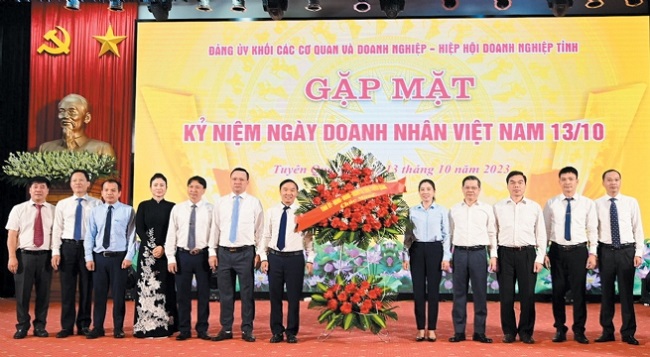 Leaders of Tuyen Quang Business Association congratulate Vietnamese Entrepreneurs’ Day. (Photo: Provincial Business Association)