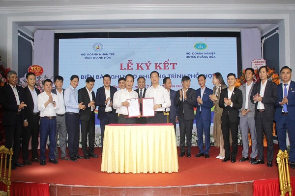 Hội Doanh nhân trẻ tỉnh Thanh Hóa và Hội Doanh nghiệp huyện Hoằng Hóa ký kết biên bản ghi nhớ phối hợp trong hoạt động hỗ trợ, đầu tư thúc đẩy phát triển sản xuất, kinh doanh.