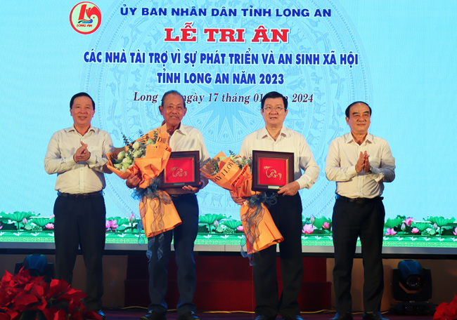 Provincial leaders present flowers and gifts to express gratitude to former President Truong Tan Sang and former First Deputy Prime Minister of the Government - Truong Hoa Binh