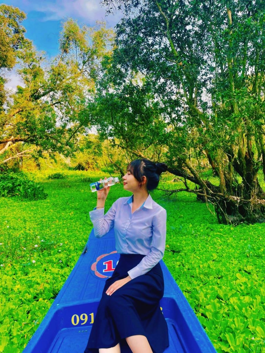 An Hao Natural Drinking Water enhances the pure beauty of women