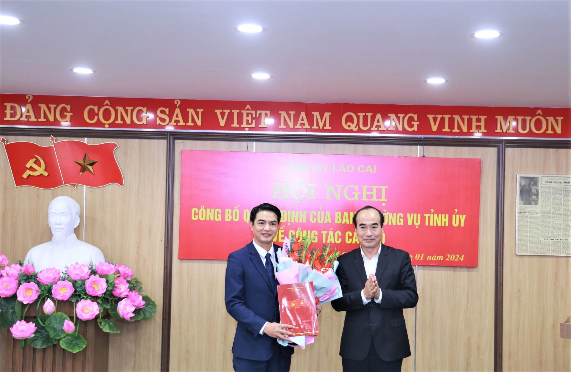 Phó Bí thư Tỉnh ủy Lào Cai trao quyết định và tặng hoa chúc mừng tân Tổng Biên tập Báo Lào Cai
