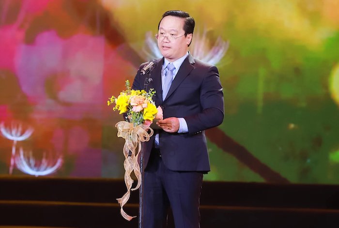 Ông Nguyễn Đức Trung - Chủ tịch UBND tỉnh Nghệ An phát biểu tri ân các tổ chức, doanh nghiệp, nhà hảo tâm tại Chương trình 
