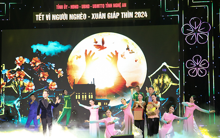 On the evening of January 21, the Nghe An Provincial Party Committee - People’s Council - People’s Committee - Vietnam Fatherland Front Committee organised the programme “Tet for the Poor - Lunar New Year 2024”