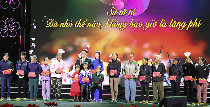 At the programme, National Assembly Chairman Vuong Dinh Hue directly presented gifts to 13 impoverished households in extremely difficult living conditions