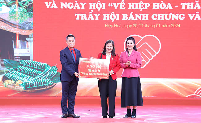 Lãnh đạo Trung ương Hội CTĐ Việt Nam ủng hộ Tết nhân ái tỉnh Bắc Giang 100 triệu đồng.