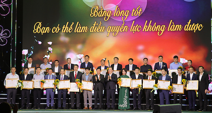 Leaders of Nghe An province awarded certificates of merit and presented flowers to representatives of agencies, units, businesses, and individuals who supported the “Tet for the Poor - Lunar New Year 2024” programme