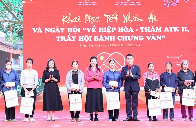 Lãnh đạo Trung ương Hội CTĐ Việt Nam và lãnh đạo tỉnh Bắc Giang trao quà Tết cho các hộ nghèo trên địa bàn huyện Hiệp Hòa.