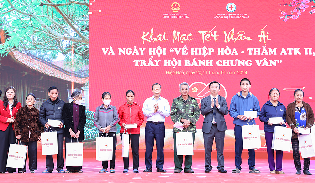 Phó Chủ tịch Thường trực UBND tỉnh Mai Sơn và các đại biểu trao quà Tết cho các hộ nghèo trên địa bàn huyện Hiệp Hòa.