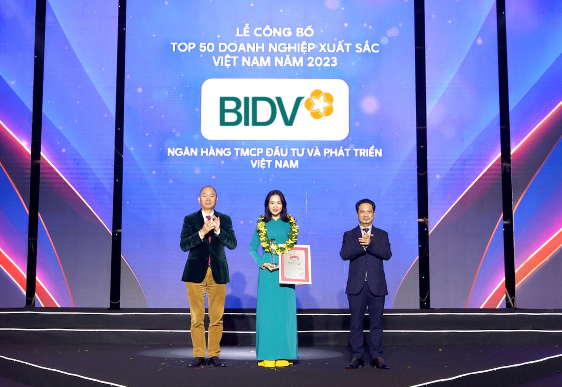 BIDV representative receives the Top 50 Excellent Vietnamese Enterprises 2023 certificate