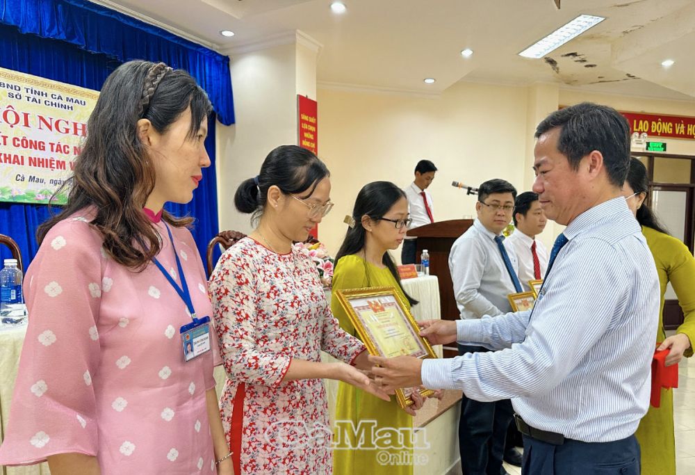 Phó giám đốc Sở Tài Chính Mã Tấn Cọp trao danh hiệu Chiến sĩ thi đua cơ sở năm 2023 cho cá nhân.