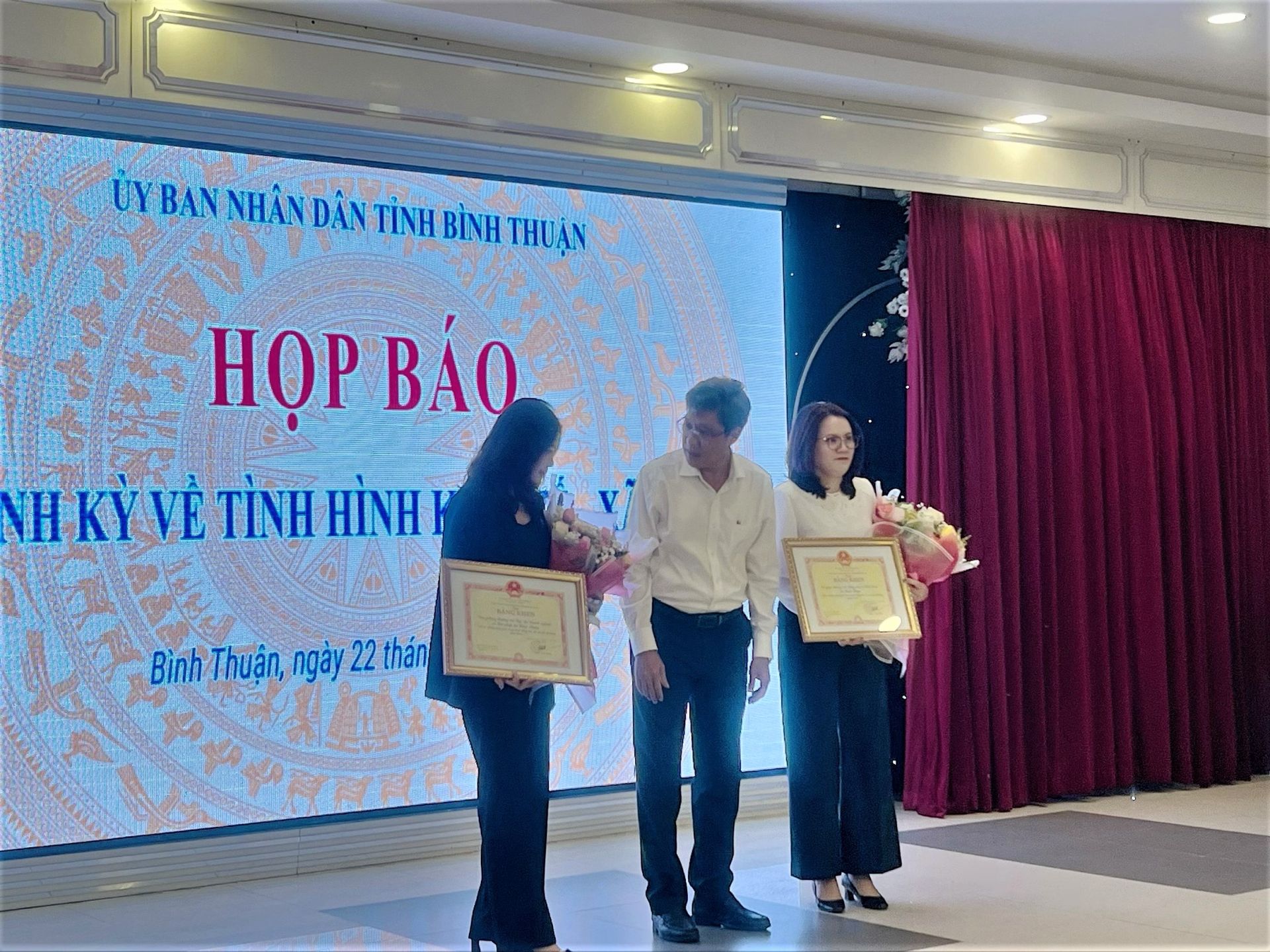 UBND tỉnh Bình Thuận đã trao Bằng Khen cho 2 tập thể