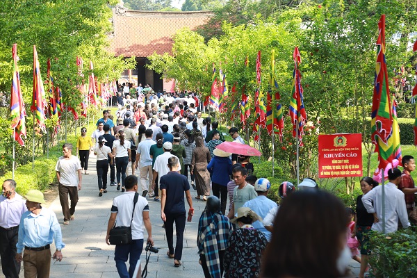 Du khách đến Khu di tích lịch sử Lam Kinh rất đông vào dịp lễ hội
