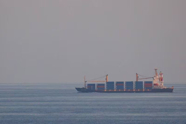 Một tàu container tiếp cận Bab Al Mandeb. Tên lửa, máy bay không người lái và các cuộc tấn công bằng thuyền nhỏ đã cản trở phần lớn hoạt động vận chuyển container.