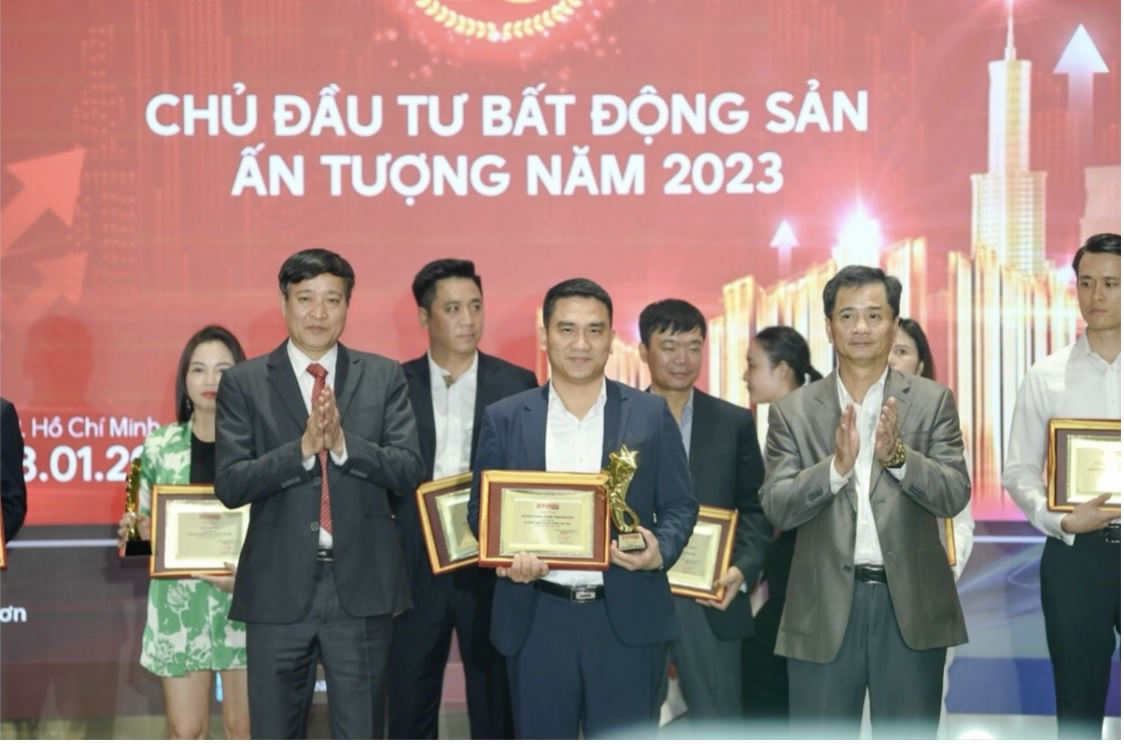 Representative of the Dragon Ocean Do Son project received the trophy and certificate of “Top 10 Impressive Real Estate Projects 2023” Award