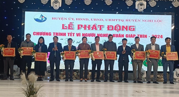 Lãnh đạo huyện Nghi Lộc tri ân các tổ chức, doanh nghiệp, cá nhân đã ủng hộ Chương  trình 